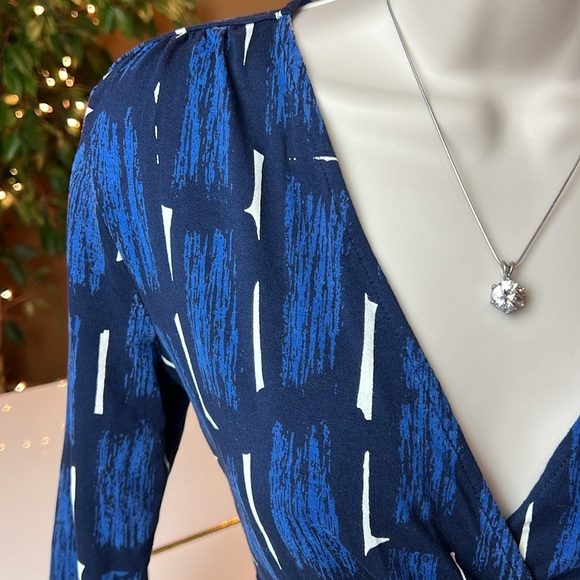 💙ANN TAYLOR BLUE & WHITE V NECK WRAP TO SIDE 3/4 SLEEVE TOP SIZE SMALL💙 - Picture 5 of 14